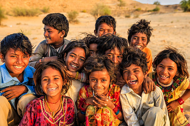 groupe d'enfants heureux, gypsy indien, desert village, india - hinduism teenager female indian ethnicity photos et images de collection