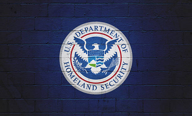 dhs bandera en una pared pintada - department of homeland security fotografías e imágenes de stock