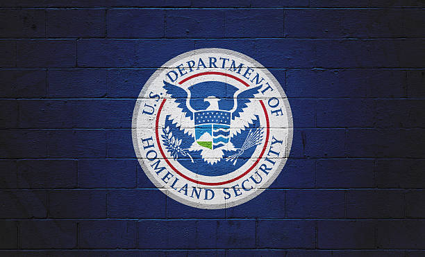 dhs bandiera dipinta su una parete - department of homeland security foto e immagini stock