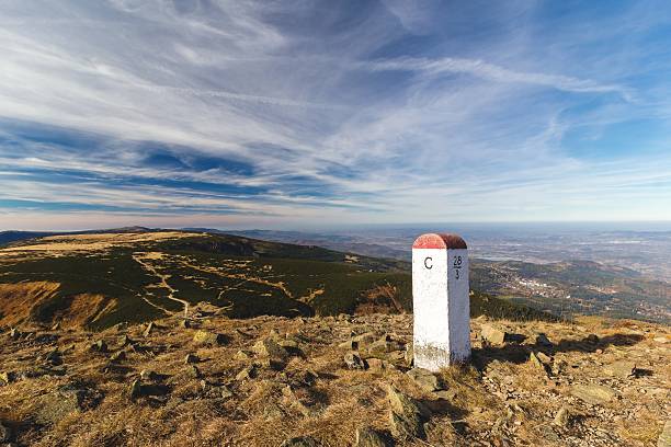 Posto de fronteira de Estado fronteira entre a Polónia e a República Tcheca em montanhas - foto de acervo