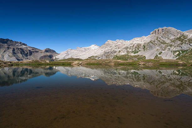 mount wildhorn w szwajcarskich alpach nawiązując w lake - wildhorn zdjęcia i obrazy z banku zdjęć