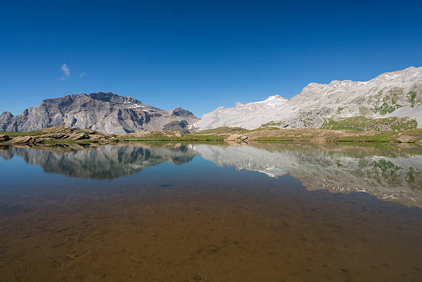 alpes suíços montanhas ao espelhamento em um lago - wildhorn imagens e fotografias de stock