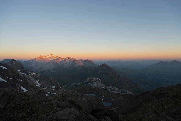 mount wildhorn w szwajcarskich alpach na wschód słońca - wildhorn zdjęcia i obrazy z banku zdjęć