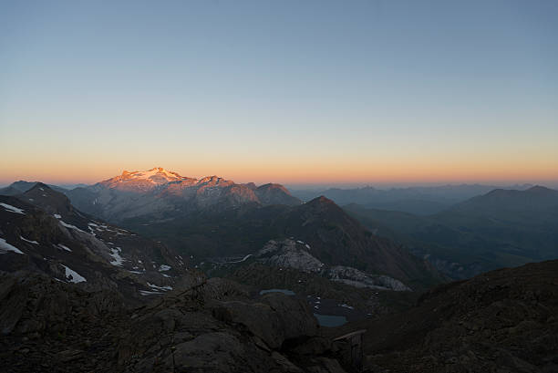 monte wildhorn nos alpes suíços em sunrise - wildhorn imagens e fotografias de stock