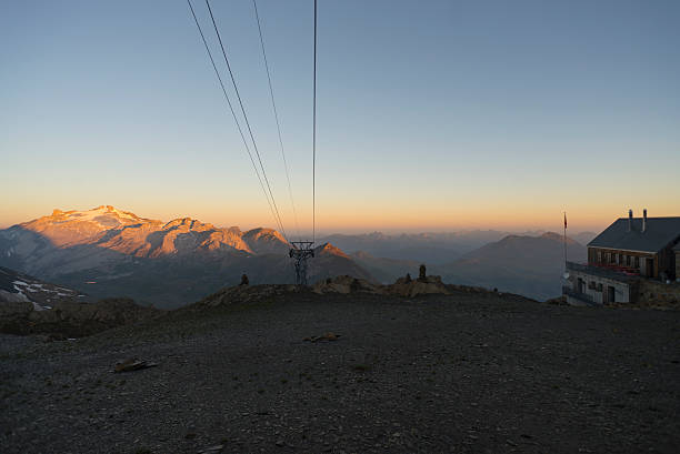 monte wildhorn ao nascer do sol visto da wildstrubel de montanha arruinada - wildhorn imagens e fotografias de stock