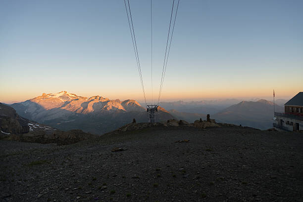 monte wildhorn en los alpes suizos en sunrise - wildhorn fotografías e imágenes de stock