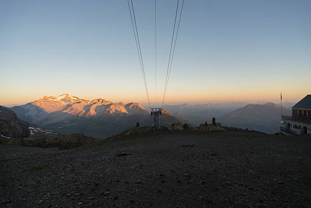 monte wildhorn nos alpes suíços em sunrise - wildhorn imagens e fotografias de stock