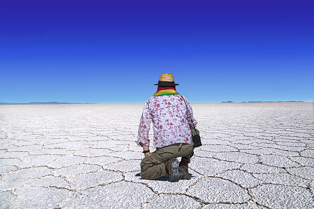 uyuni salt lake podróżnych - back lit zdjęcia i obrazy z banku zdjęć