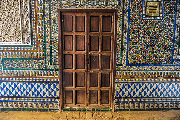 antigua puerta y exquisito trabajo azulejos - seville alcazar palace sevilla arch fotografías e imágenes de stock