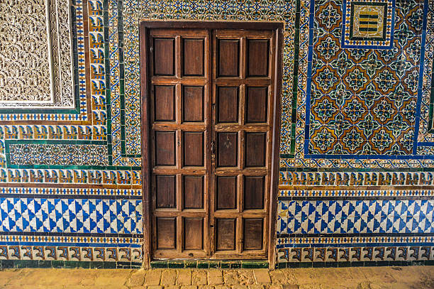古いドアと美しいタイル作業 - seville andalusia spain pattern ストックフォトと画像