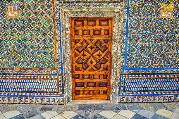 antigua puerta y exquisito trabajo azulejos - seville alcazar palace sevilla arch fotografías e imágenes de stock