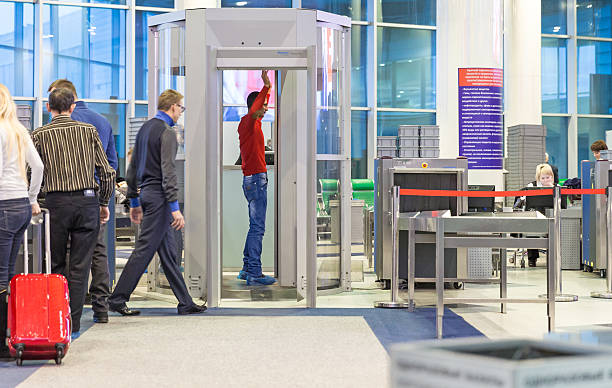 직원관리 홀 공항 - x ray airport luggage security 뉴스 사진 이미지