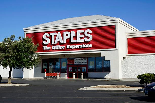 Staples Ridgecrest, California, USA - May 25, 2014: The Staples store in Ridgecrest. Framingham, Massachusetts based Staples is an office supply chain with over 2000 locations worldwide. staple stock pictures, royalty-free photos & images