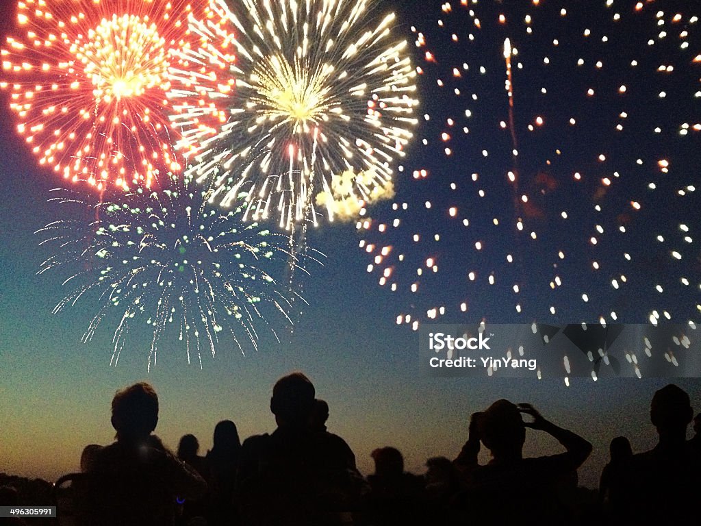 Silueta de espectadores a los fuegos artificiales del 4 de julio - Foto de stock de Fuegos artificiales libre de derechos