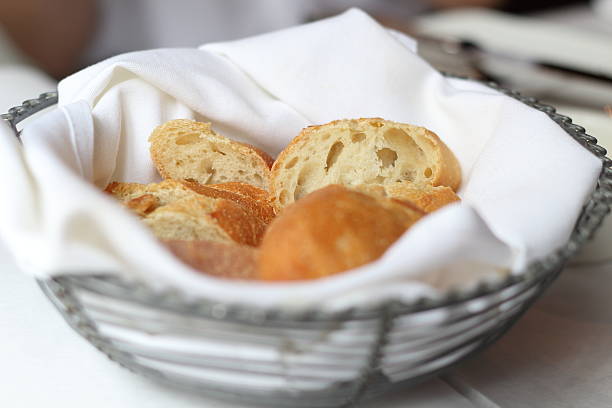 Chleb w kosz na stole restauracji – zdjęcie