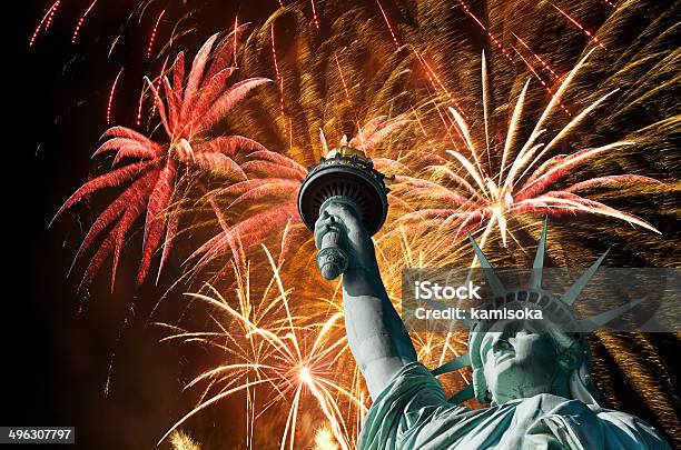 Espetáculo De Fogo De Artifício E A Estátua Da Liberdade - Fotografias de stock e mais imagens de Espetáculo de Fogo de Artifício