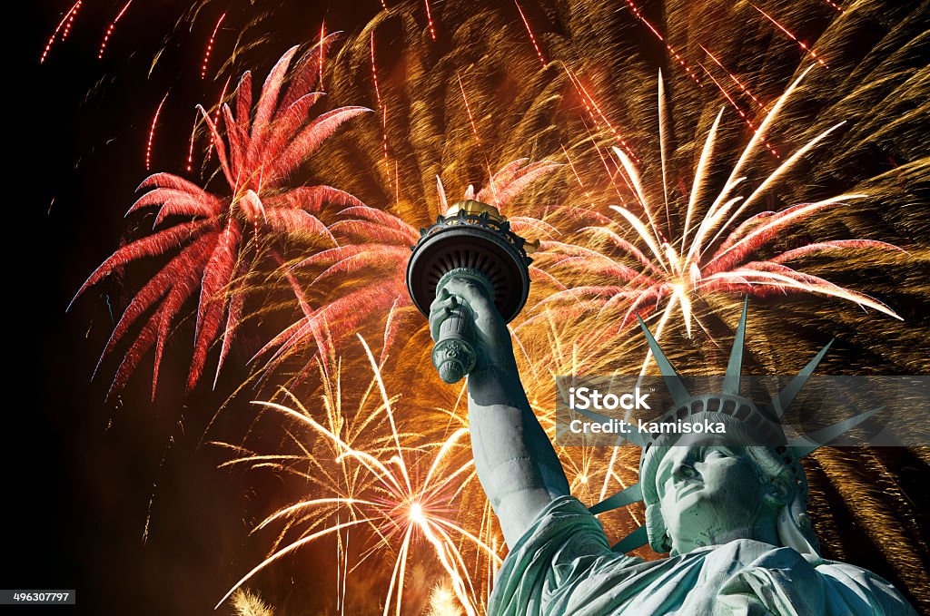Фейерверк и Статуя �свободы - Стоковые фото Фейерверк - Изделие роялти-фри