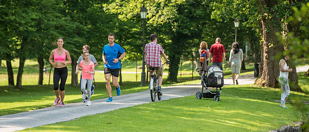 personnes jogging dans le parc - jogging walking footpath women photos et images de collection