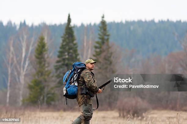 Hunter Con Mochila Foto de stock y más banco de imágenes de Sin personas - Sin personas