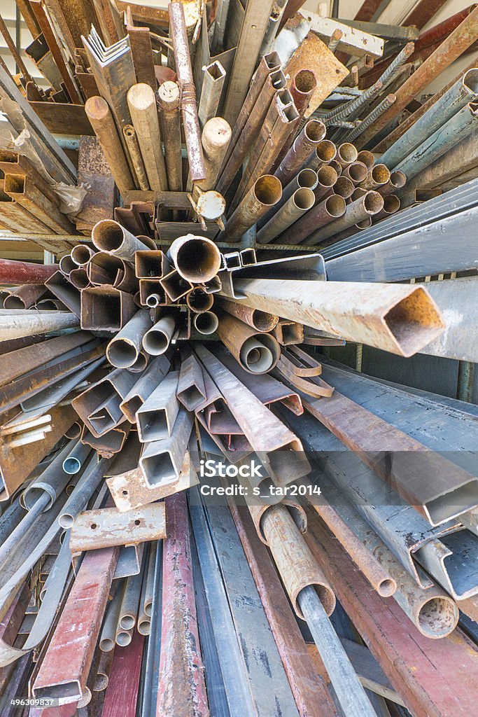 Mucchi di metallo Arrugginito scarto - Foto stock royalty-free di Composizione verticale