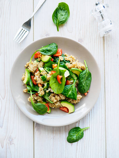 quinoa salad - bord serviesgoed fotos stockfoto's en -beelden
