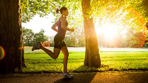 ジョギングの若い女性 - 走る ストックフォトと画像