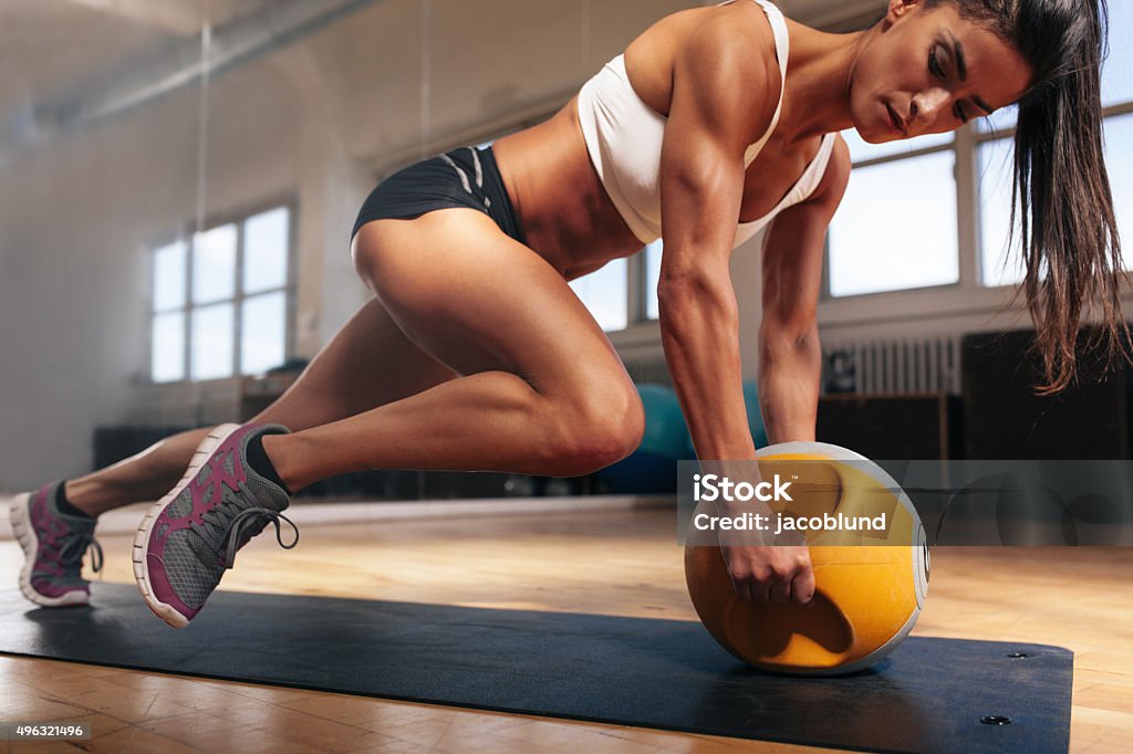 Femme musculaire faire intense d'exercices dans la salle de sport - Photo de Effort libre de droits