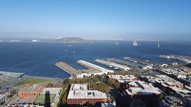 vista sulla torre coit - san francisco county embarcadero center bay bridge built structure foto e immagini stock