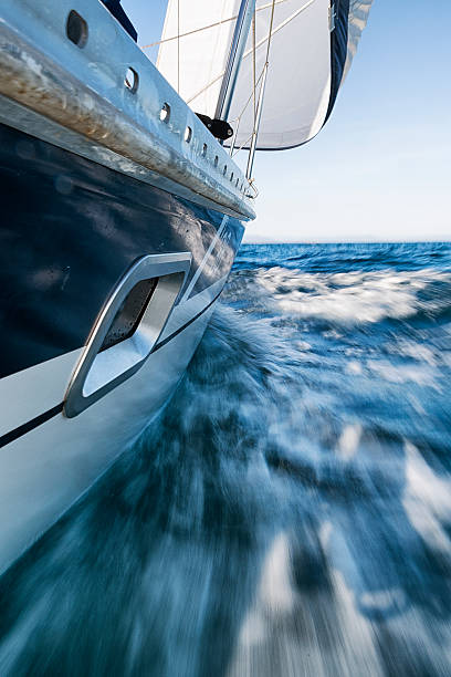 barco à vela leaning, baixa wiewpoint, movimento turva - sea water single object sailboat imagens e fotografias de stock