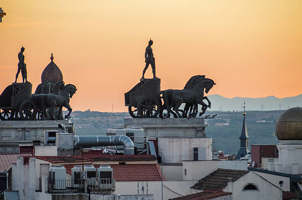 madrid, espagne-panorama au coucher du soleil - madrid plaza de la cibeles spain panoramic photos et images de collection