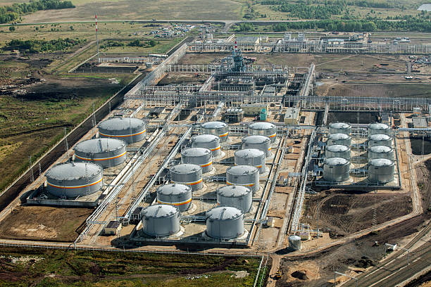 vista superior de tanques en fábrica - architecture chemical plant diesel fuel and power generation fotografías e imágenes de stock