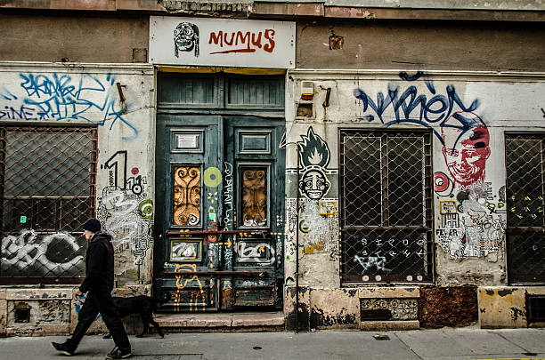 budapest graffiti - graffiti paintings men walking fotografías e imágenes de stock