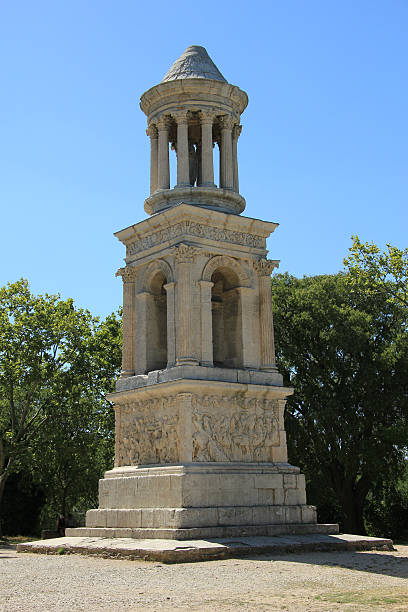 mausoleum des julii, saint-rémy-de-provence - cenotaph stock-fotos und bilder