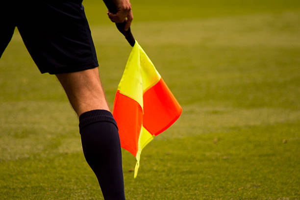 fußball schiedsrichter - referee soccer authority linesman stock-fotos und bilder