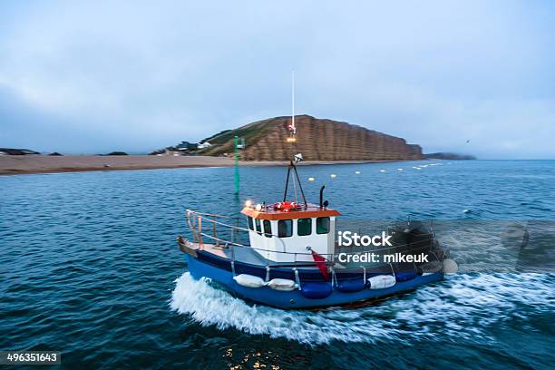 Photo libre de droit de Bateau De Pêche De Restitution À La Fin De Lété En Soirée Au Crépuscule banque d'images et plus d'images libres de droit de Poisson