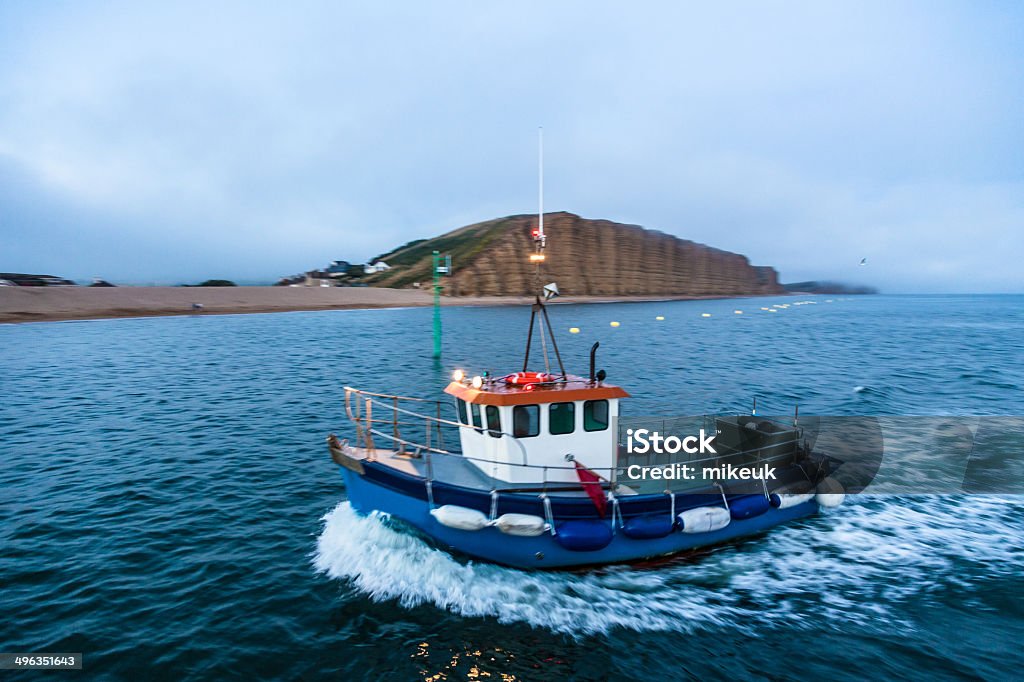 Barco de pesca de retornar no final do verão nos EUA ao crepúsculo - Foto de stock de Peixe royalty-free
