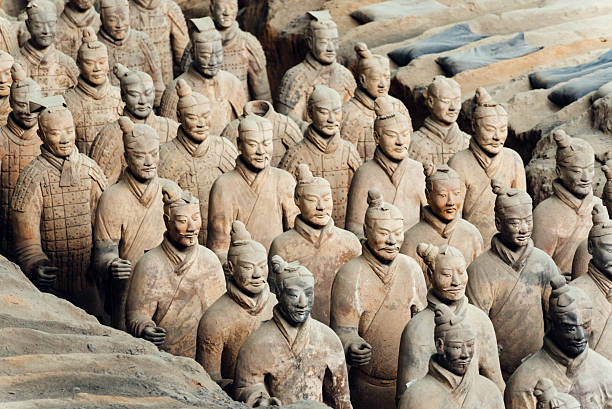 armée de soldats en terre cuite de xi'an, chine - terracotta soldiers xian terracotta tomb photos et images de collection