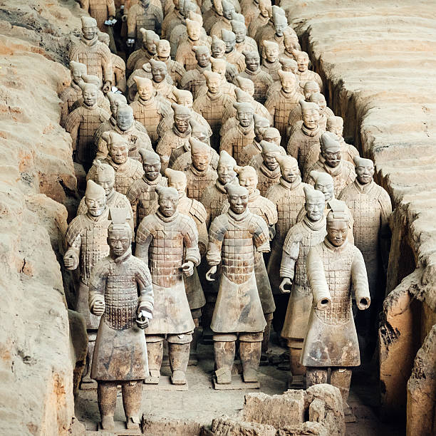 guerrieri di terracotta di xian, in cina - terracotta soldiers chinese ethnicity warrior xian foto e immagini stock