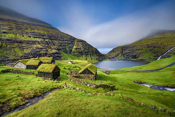 деревня saksun, фарерских островах, дания - mountain sea house landscape стоковые фото и изображения