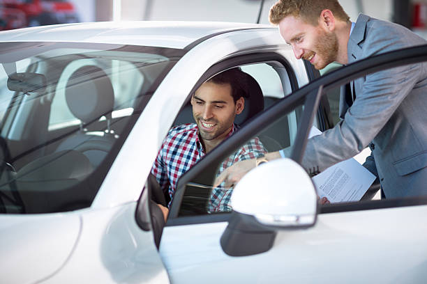 merci de voiture du directeur avec la clientèle - location de voitures photos et images de collection