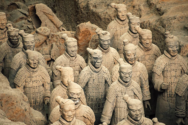 cerâmica de terracota em xian, china guerreiros - army xian china archaeology imagens e fotografias de stock