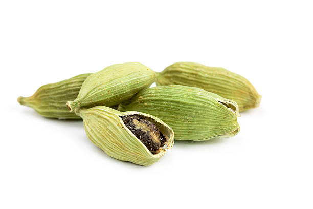 груду цельной кардамон - cardamom seed plant isolated стоковые фото и изображения