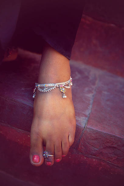 The elegance of the indian women are visualised often on their feet - here not heavily covered w jewellery, - but a few beautiful pieces.