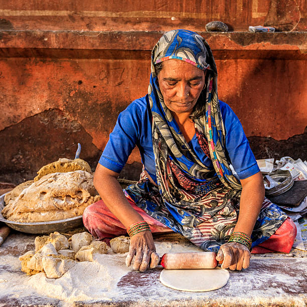 인도어 street 가게상 음식 준비-차파티, 평편 식빵 - india indian culture women market 뉴스 사진 이미지