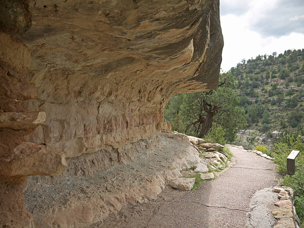 クルミのキャニオン - walnut canyon ruins ストックフォトと画像