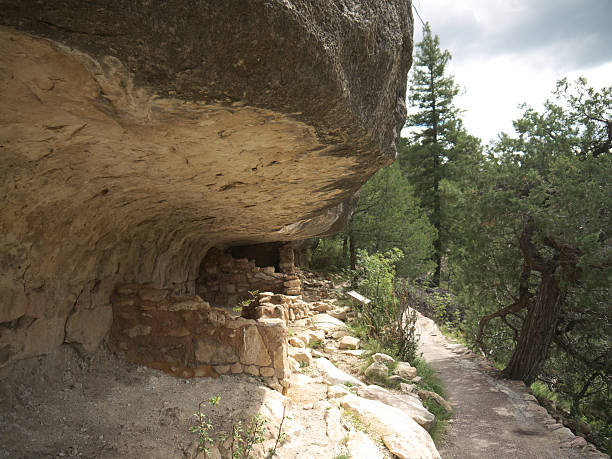 クルミのキャニオン - walnut canyon ruins ストックフォトと画像