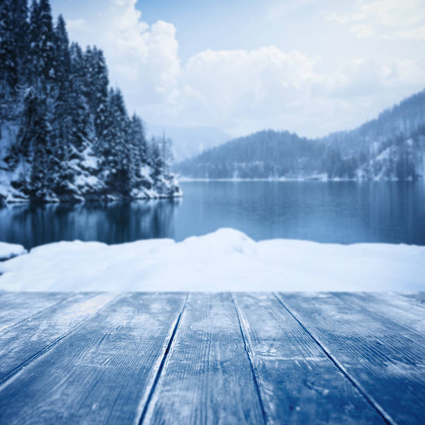 fondo de invierno. piso de madera y fondo paisaje de invierno en desenfocado - rime fotografías e imágenes de stock