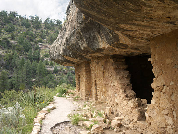 クルミのキャニオン - walnut canyon ruins ストックフォトと画像