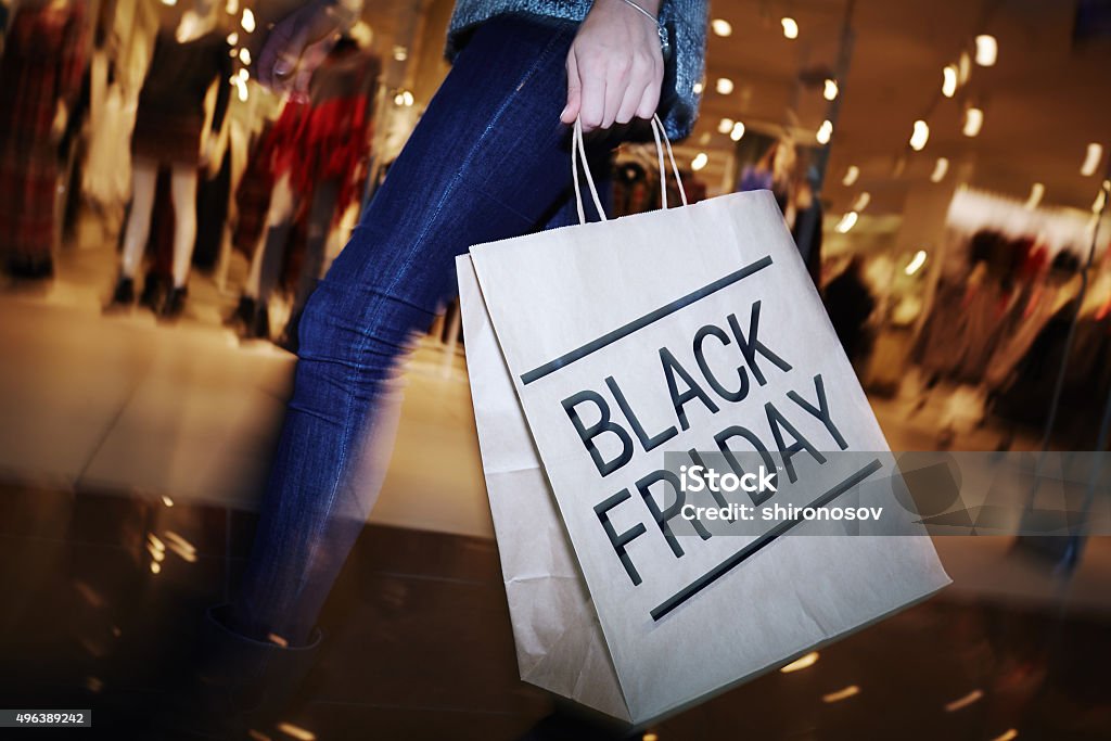 Visite el centro comercial en negro a viernes - Foto de stock de Black Friday libre de derechos