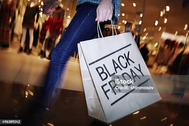Visite El Centro Comercial En Negro A Viernes Foto de stock y más banco de imágenes de Black Friday - Black Friday, Ir de compras, Personas